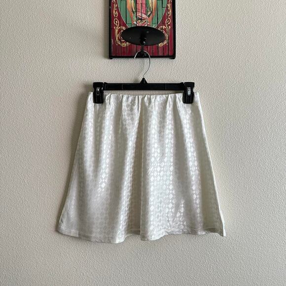 handmade white satin abstract print mini skirt - Picture 4 of 7